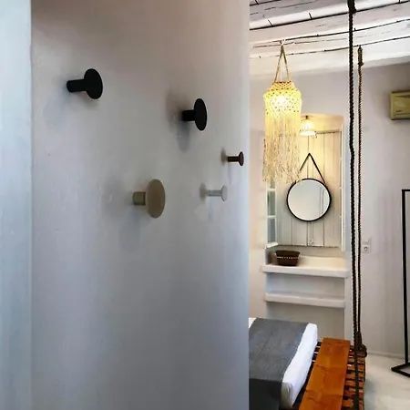 Milos Heritage 1883 אדאמאס